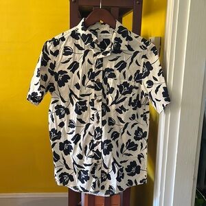 Men’s floral button down casual shirt, size XS (fits like S)